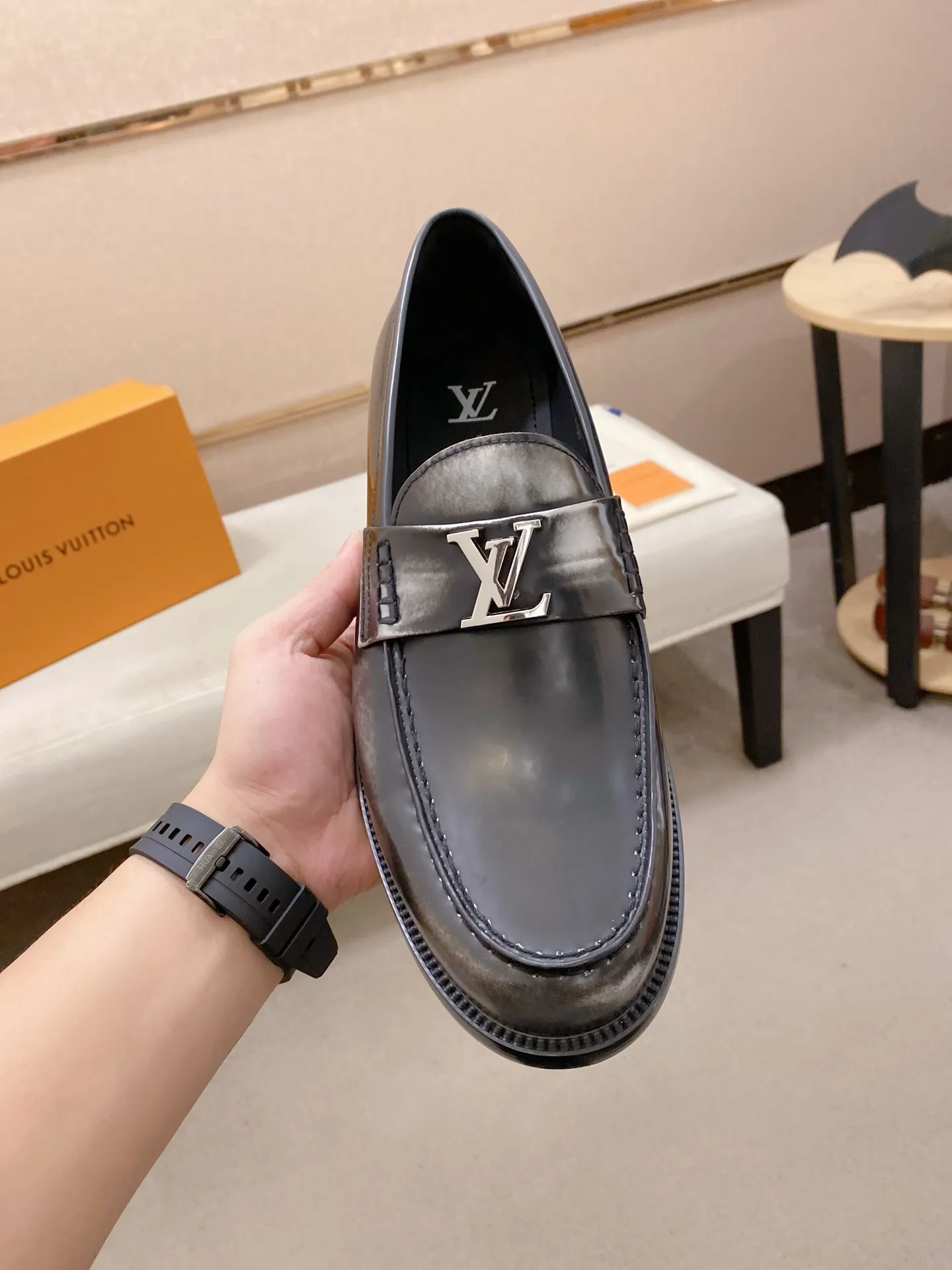 Factory price: 700💰Louis Vuitton LV men's classic Oxford shoes, men's business formal boutique leather shoes, classic model, exquisite almond kernel toe, ultimate art, the whole shoe is made of imported cow leather (open edge beads), carefully selected, fine pores, excellent gloss, soft texture, strong toughness, durable and not easy to deform, apricot calf leather lining, soft and comfortable, sweat-absorbent and breathable. Composite rubber backing at the heel. The front and rear outsole are nailed and reinforced, making them non-slip and wear-resistant. Made with Goodyear craftsmanship, the shoe shape is excellent, light and luxurious, and can be worn in all kinds of formal occasions! Original box and dust bag packaging! Size: 39-44 (38.45. Customized)